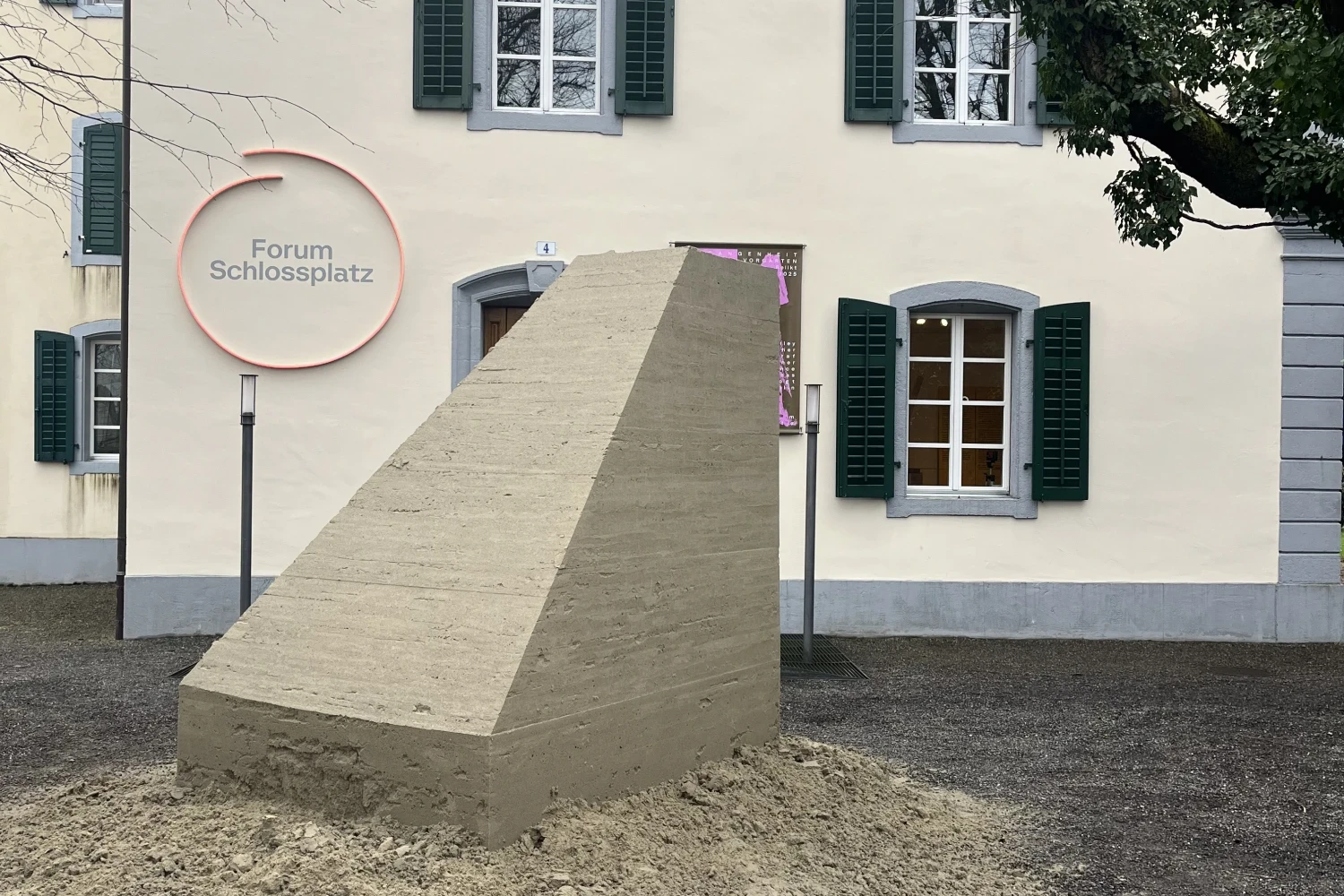 Vergangenheit im Vorgarten. Die Panzersperre als Relikt